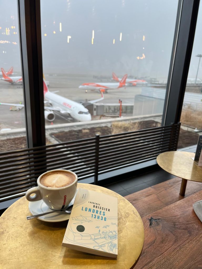 Lecture de « Londres 13h30 » de Laurence Boissier par le collectif Bern ist überall à Genève Aéroport